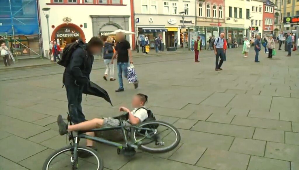 Fußgänger steckt Regenschirm in Speiche von Fahrrad virales Video TikTok Strafe Erfurt Anger