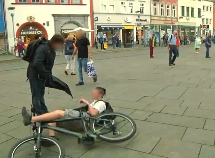 Fußgänger steckt Regenschirm in Speiche von Fahrrad virales Video TikTok Strafe Erfurt Anger